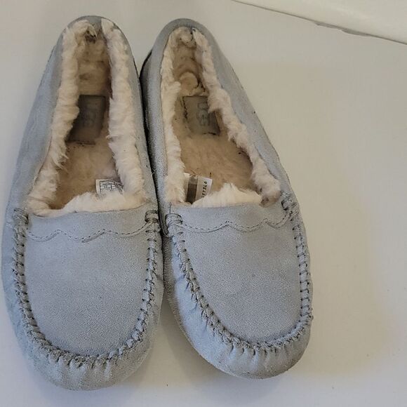 UGG Gray Slippers    - Picture 7 of 9